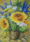 Zwei Sonnenblumen, auf einer sitzt ein Schmetterling, mit anderen Blumen in einer bauchigen Tonvase, gemalt in Öl im Jahr 2005