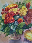 Herbstblumen und Laub in einer Glasvase, gemalt mit Aquarell im Jahr 2011