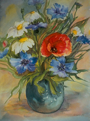 Eine Mohnblüte mit vielen anderen Wiesenblumen in einer bauchigen Vase, gemalt in Aquarell im Jahr 1991