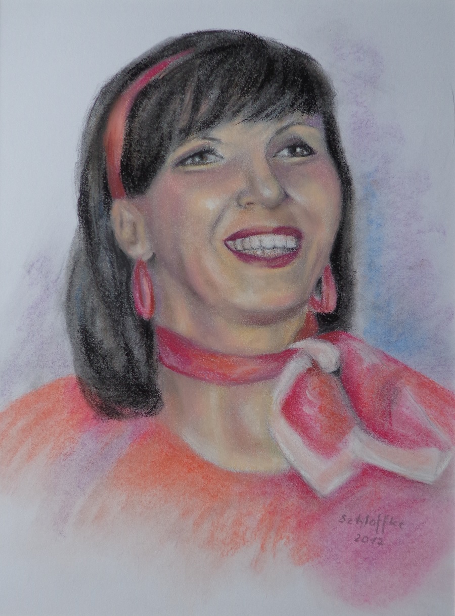Porträt einer Frau mit rotem Halstuch, gemalt in Pastell im Jahr 2012