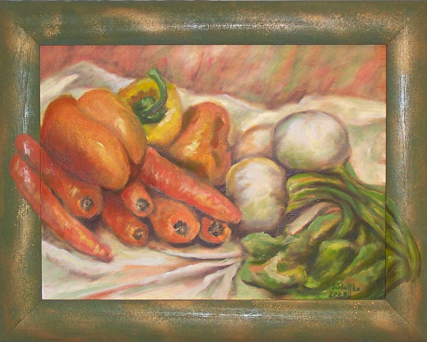 Mohrrüben und anderes Gemüse auf einem weißen Tuch. Das Bild ist in einem grünen Rahmen, der teilweise übermalt ist. Gemalt in Oel im Jahr 2008