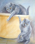 blaue Katze Tessy und blauer Kater Maffi spielen miteinander an einer Kratztonne, gemalt in Öl im Jahr 2017