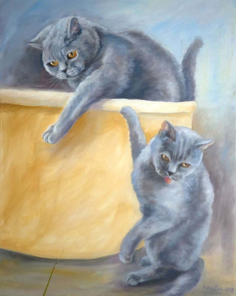 die blaue Katze Tessy und der alte blaue Kater Maffi spielen miteinander an einer Kratztonne, gemalt in Öl im Jahr 2017
